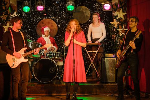 Zum Abschluss stimmen Hauke (Hinnerk Schönemann, zweiter von links) am Schlagzeug, Jule (Marleen Lohse, Mitte) und Hannah (Jana Klinge) noch ein gemeinsames Weihnachtslied an.