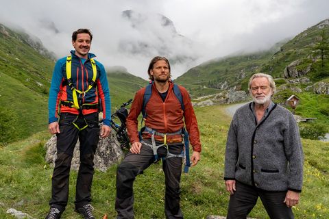 Tobias Herbrechter (Markus Brandl, links), Markus Kofler (Sebastian Ströbel, Mitte) und Hubert Lindner (Gerd Silbereisen) haben sich große Sorgen gemacht.