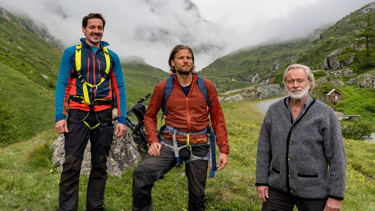 Tobias Herbrechter (Markus Brandl, links), Markus Kofler (Sebastian Ströbel, Mitte) und Hubert Lindner (Gerd Silbereisen) haben sich große Sorgen gemacht.