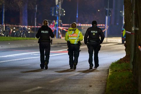 Zur Spurensicherung hat die Polizei den betroffenen Bereich abgesperrt. Foto: Sascha Ditscher/dpa