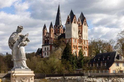 Das Bistum Limburg erstreckt sich über Teile von Hessen und Rheinland-Pfalz und umfasst das Frankfurter Stadtgebiet. Religiöser