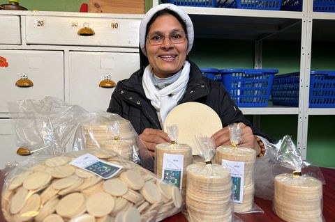 Für Hostien braucht man nur Mehl und Wasser (Archivbild) Foto: Birgit Reichert/dpa