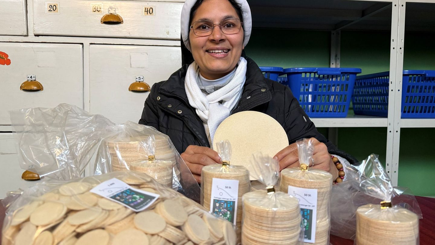 Für Hostien braucht man nur Mehl und Wasser (Archivbild) Foto: Birgit Reichert/dpa