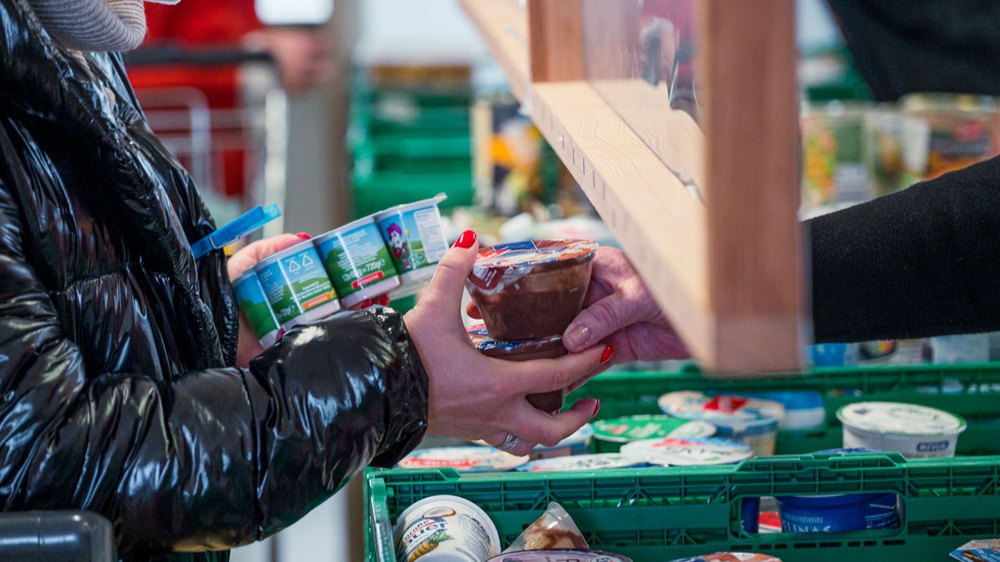 Eine Kundin (l) der Tafel Coburg bekommt Joghurt und Pudding. Der Landesverband Tafel Bayern e. V. besteht aus insgesamt 171 Mit