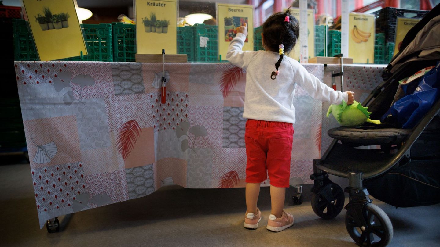 Laut den Tafeln steigt die Zahl der Kunden im Kindes- und Jugendalter. (Archivbild) Foto: Carsten Koall/dpa