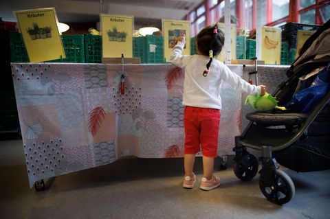 Laut den Tafeln steigt die Zahl der Kunden im Kindes- und Jugendalter. (Archivbild) Foto: Carsten Koall/dpa