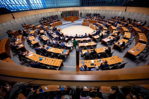 Abgeordnete sitzen im Plenarsaal des Landtags. Dort wurde es 2025 oft laut (Archivfoto) Foto: Henning Kaiser/dpa