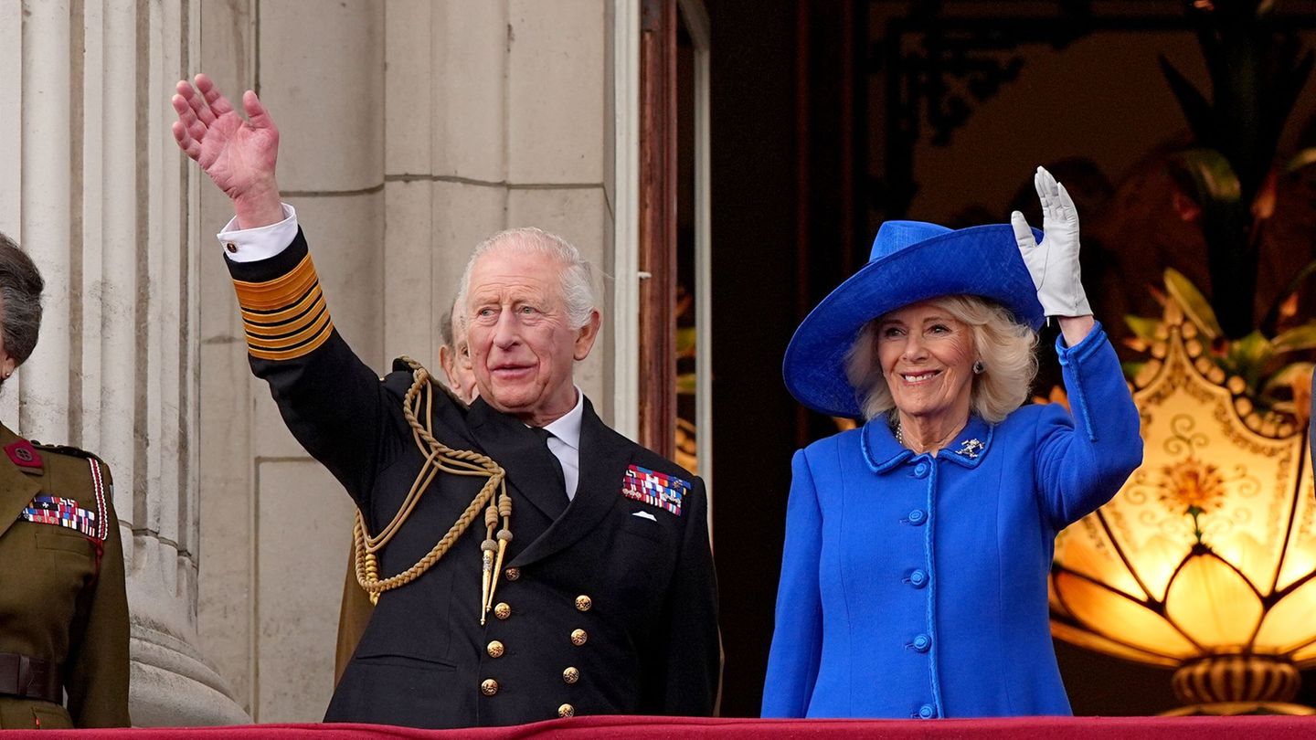 König Charles und Königin Camilla laden zum Weihnachtsfest. (Archivbild) Foto: Aaron Chown/PA Wire/dpa