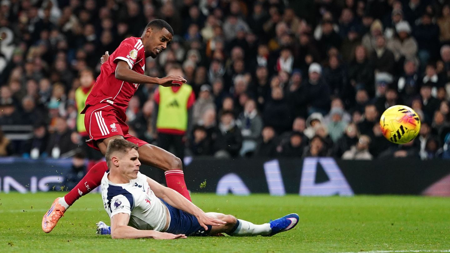 Alexander Isak trifft nach Wirtz-Vorlage - bei der Szene verletzt sich der Stürmer aber auch. Foto: Harvey Murphy/News Images vi