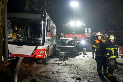 Auf der Flucht geriet der Wagen zwischen einen Linienbus und ein weiteres Fahrzeug und wurde dabei eingeklemmt. Foto: Rene Schrö