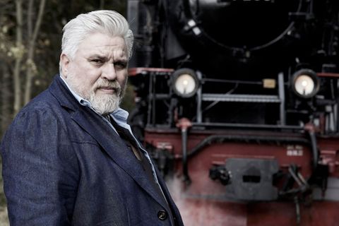 Dorfsheriff Frank Koops (Aljoscha Stadelmann) ermittelt im neunten "Harter Brocken"-Fall vor Dampflok- und Western-Kulisse.
