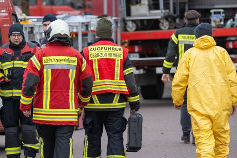 Den ganzen Montag lang waren Einsatzkräfte in Stralsund damit beschäftigt, das Leck in dem Freizeitbad zu suchen. Foto: Stefan S