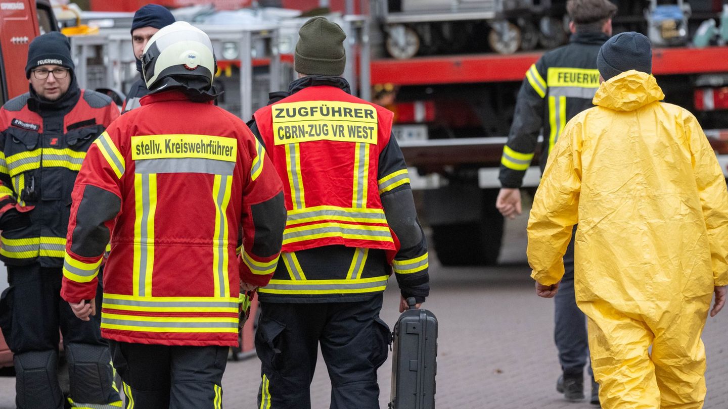 Den ganzen Montag lang waren Einsatzkräfte in Stralsund damit beschäftigt, das Leck in dem Freizeitbad zu suchen. Foto: Stefan S