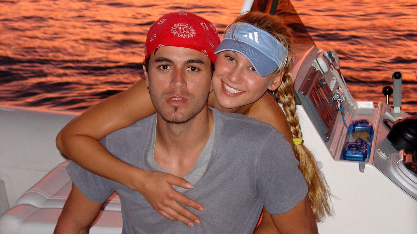Anna Kournikova und Enrique Iglesias auf einem Archivbild von 2004, als die beiden sich gerade kennen gelernt hatten