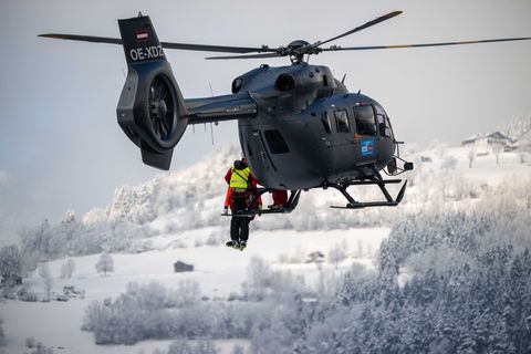 Der Oberbayer wurde nach dem tödlichen Sturz auf der roten Piste von Einsatzkräften geborgen. (Symbolbild) Foto: Liebl Daniel/Ti