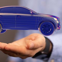Ein Auto schwebt in einer Hand (Symbolbild Führerscheinquiz)