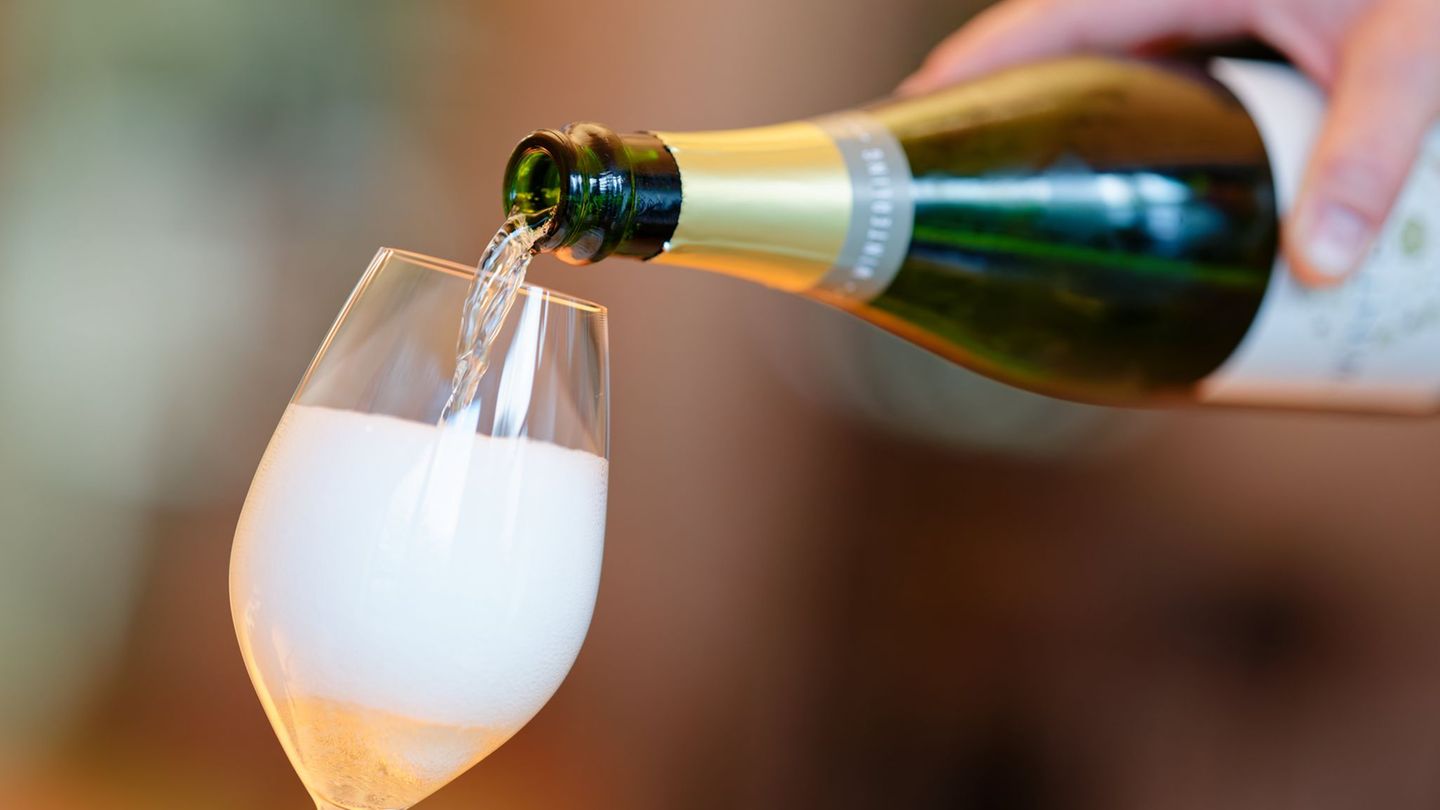 Schaumwein ist beliebt in Deutschland - aber der Absatz geht nach unten. (Symbolbild) Foto: Uwe Anspach/dpa