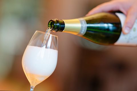 Schaumwein ist beliebt in Deutschland - aber der Absatz geht nach unten. (Symbolbild) Foto: Uwe Anspach/dpa