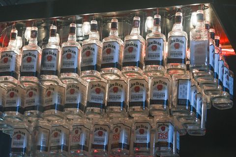 Leere Jim Beam-Flaschen hängen an einer Decke