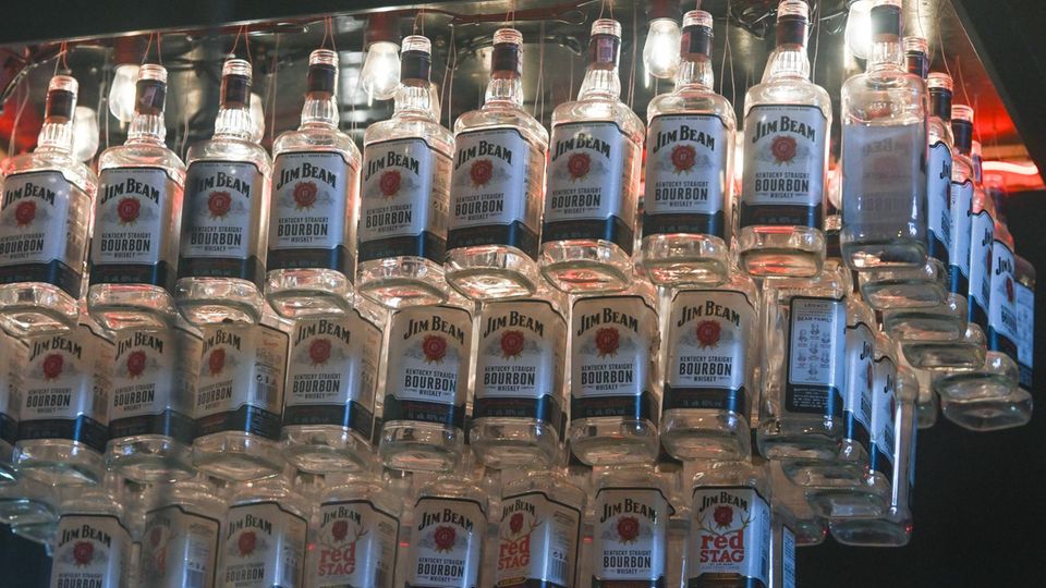 Leere Jim Beam-Flaschen hängen an einer Decke