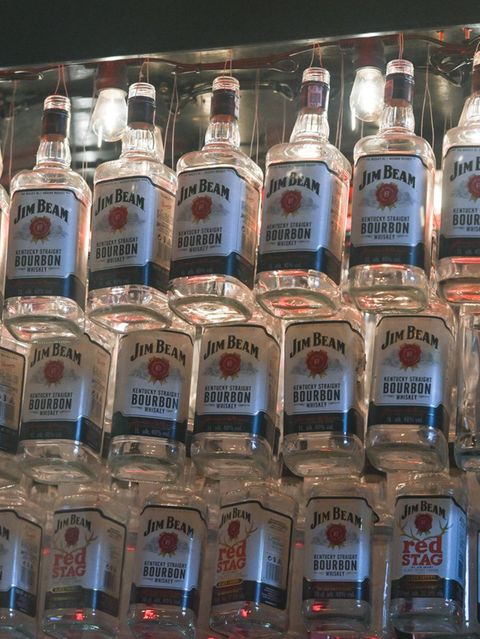 Leere Jim Beam-Flaschen hängen an einer Decke