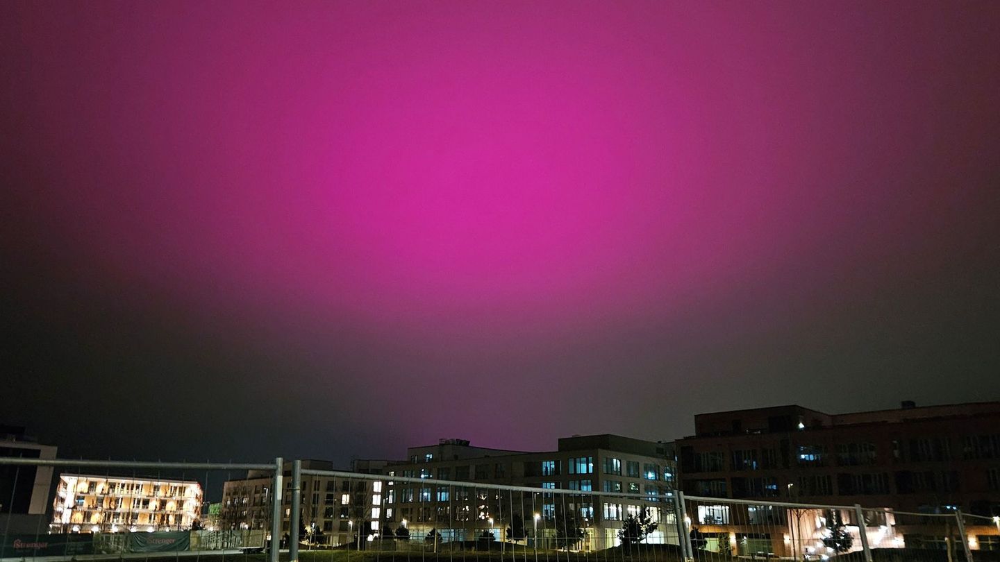 Ein ungewöhnliches Himmelsleuchten hat in Stuttgart für ein faszinierendes Schauspiel gesorgt. Foto: Andreas Rosar/dpa