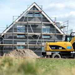 Vor allem für Einfamilienhäuser ist die Zahl der Baugenehmigungen gestiegen. (Symbolbild) Foto: Hauke-Christian Dittrich/dpa/dpa