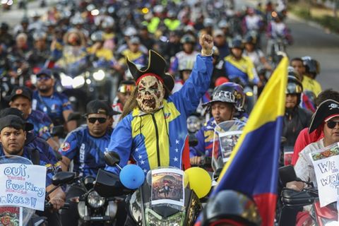 Motorradfahrer für Maduro
