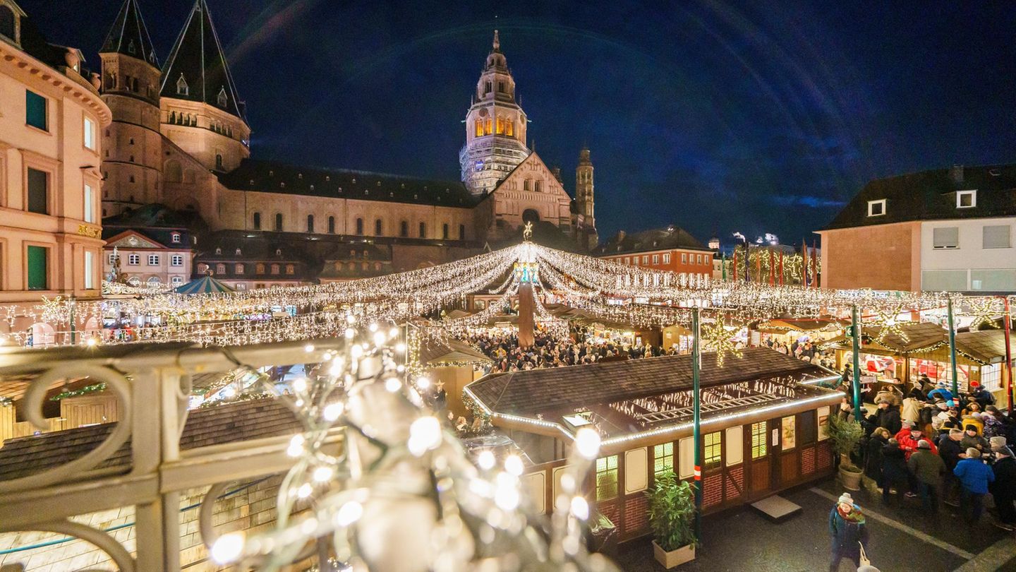 Sogar am "vermeintlich weniger attraktiven Wochentag Montag" hätten viele Menschen den Weihnachtsmarkt am Dom besucht. (Archivbi