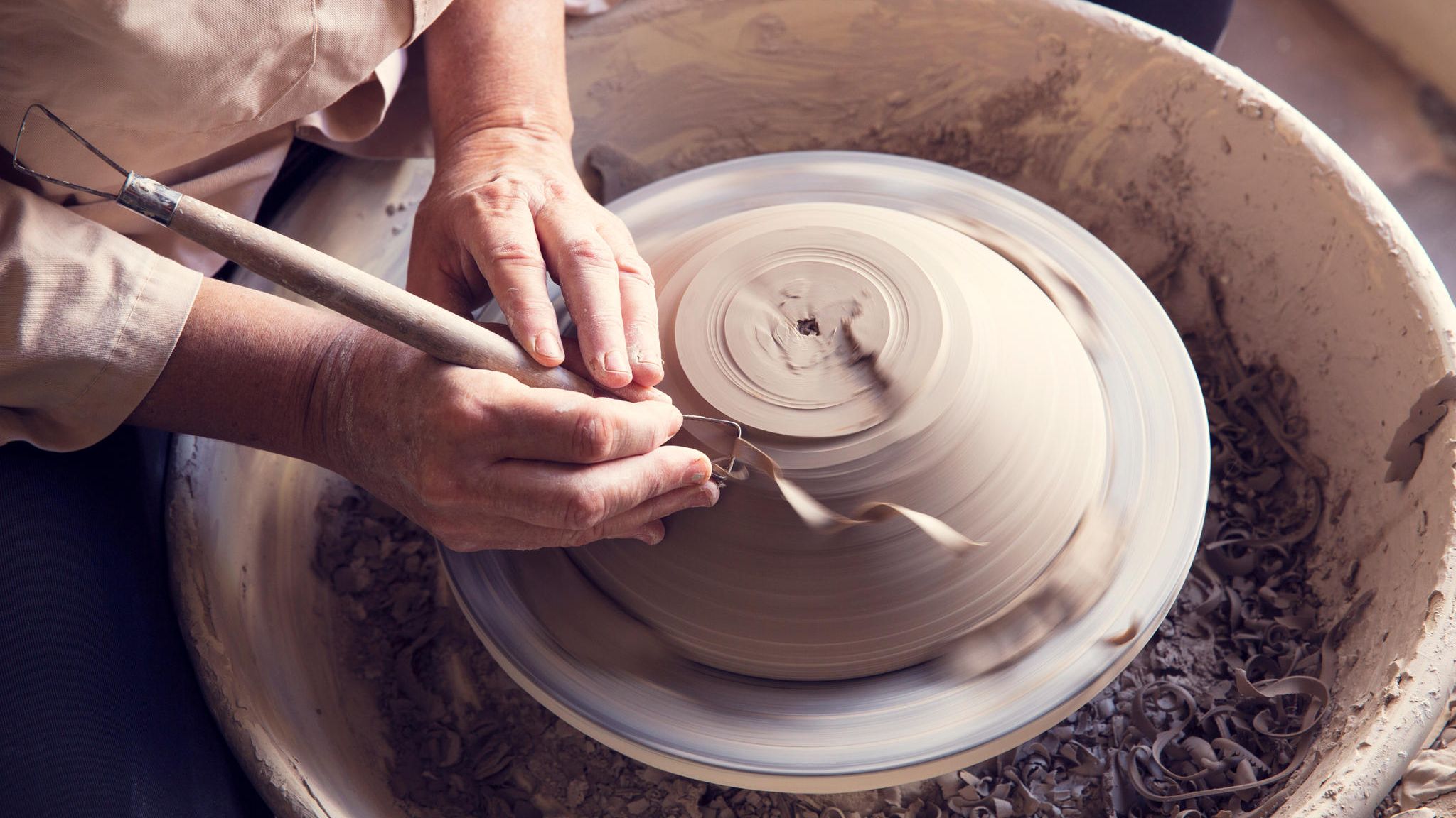 Hände beim Töpfern