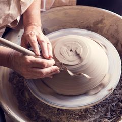 Hände beim Töpfern