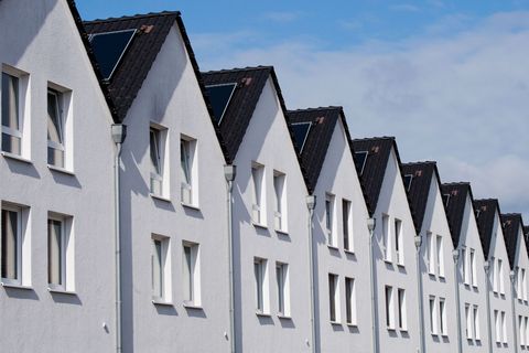 Wohneigentum in Deutschland wird zunehmend teurer. (Symbolbild) Foto: Julian Stratenschulte/dpa