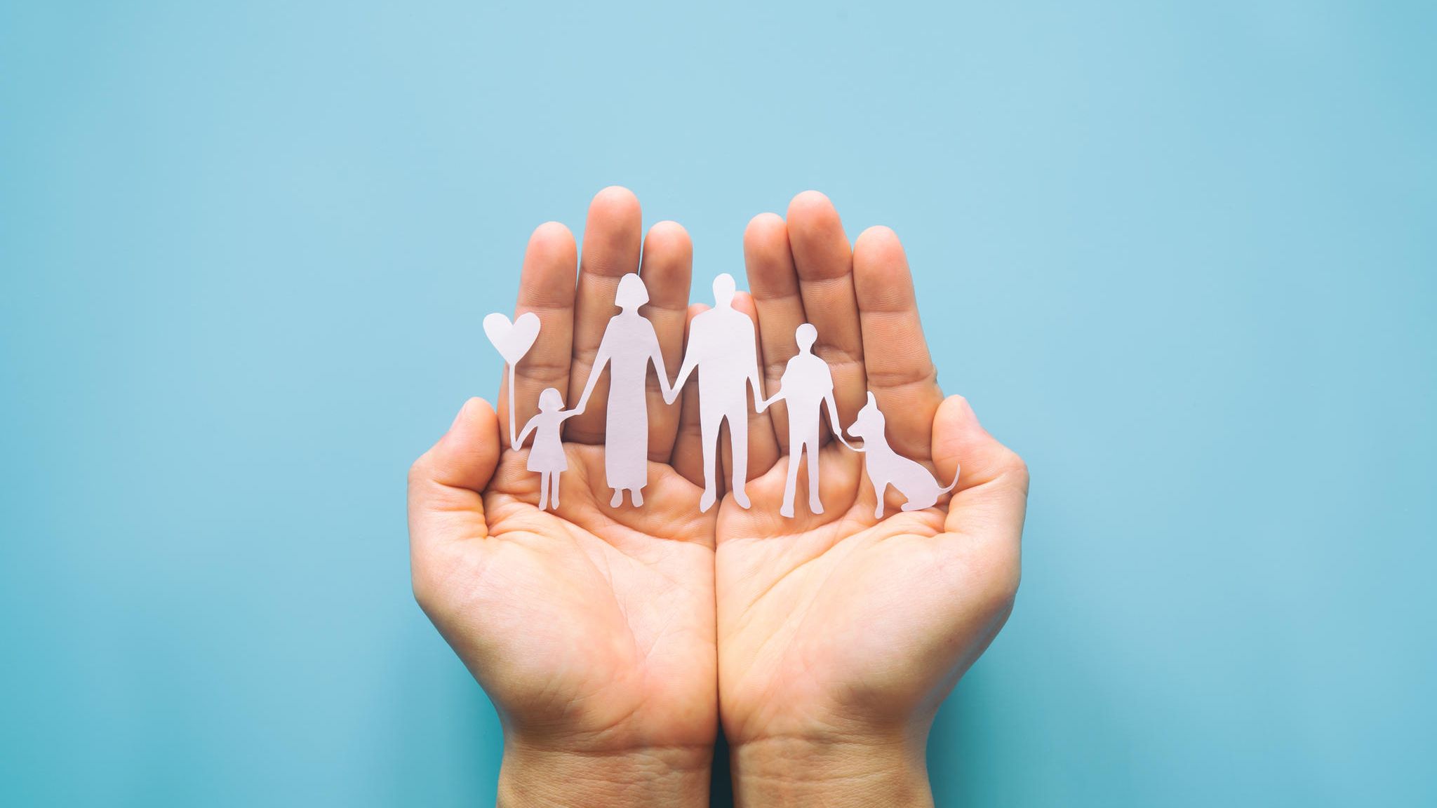 Illustration: Familie in einer Hand