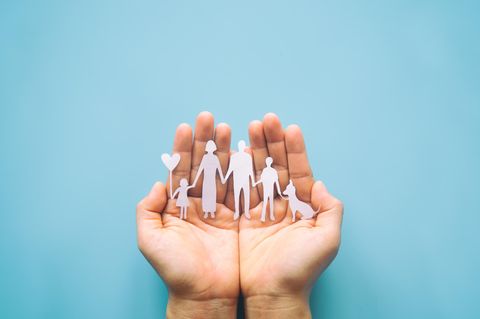 Illustration: Familie in einer Hand