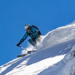 Ein All-Mountain-Ski mit hoher Mittenbreite läuft auch abseits der Piste (Symbolbild)