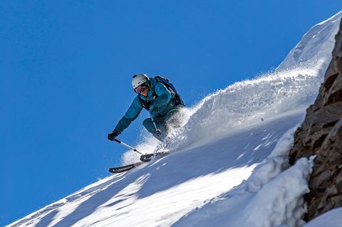 Ein All-Mountain-Ski mit hoher Mittenbreite läuft auch abseits der Piste (Symbolbild)
