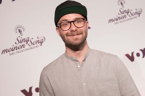 Öffentlich zeigte sich Mark Forster bislang stets mit Kappe. (Archivbild) Foto: Jörg Carstensen/dpa