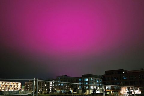 Was hat das magentafarbene Himmelsleuchten verursacht? Foto: Andreas Rosar/dpa