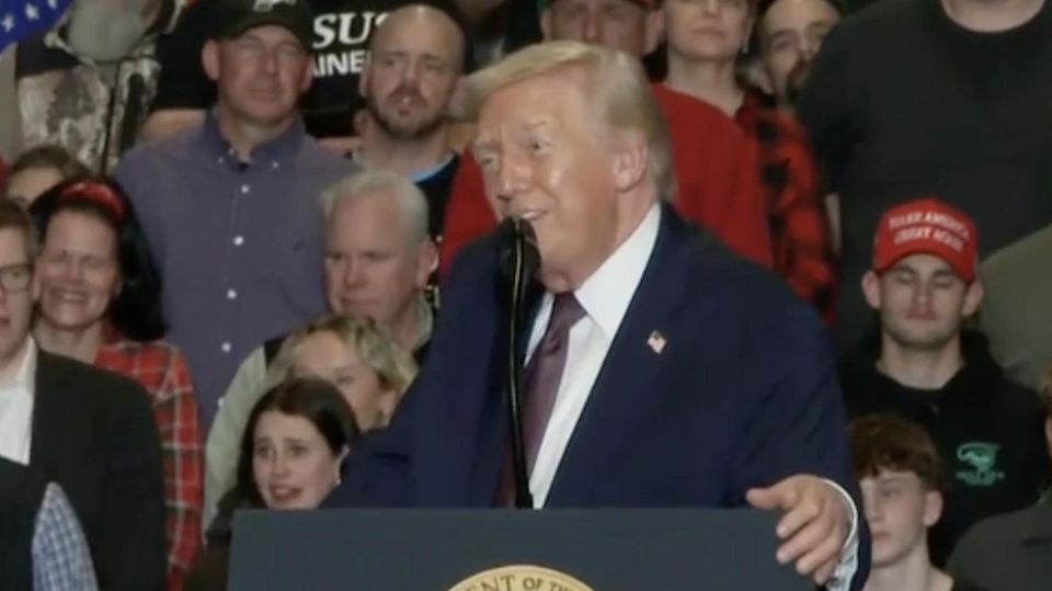 Donald Trump schweift in Rede ab – und verliert sich bei Melanias Dessous