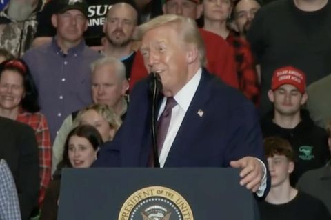 Donald Trump schweift in Rede ab – und verliert sich bei Melanias Dessous