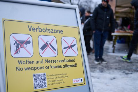 Neben den dauerhaften Verbotszonen für Waffen und Messer kommen an Silvester besondere Bereiche dazu. (Archivbild) Foto: Annette