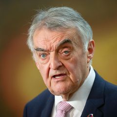 Herbert Reul schaut ernst