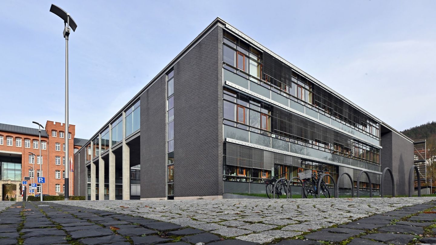 Das Verwaltungsgericht in Meiningen überprüft nach neuen Vorgaben aus Karlsruhe die Richterbesoldung erneut. (Archivbild) Foto: