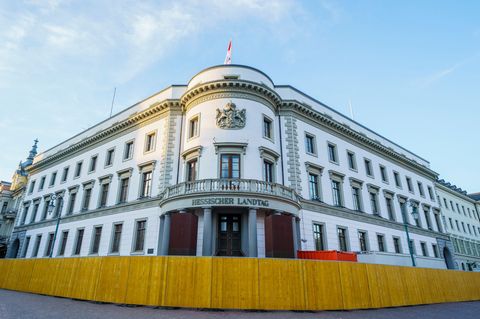 Sitz des Landtags ist unter anderem das historische Stadtschloss, das seit einigen Jahren saniert wird. (Archivbild) Foto: Andre