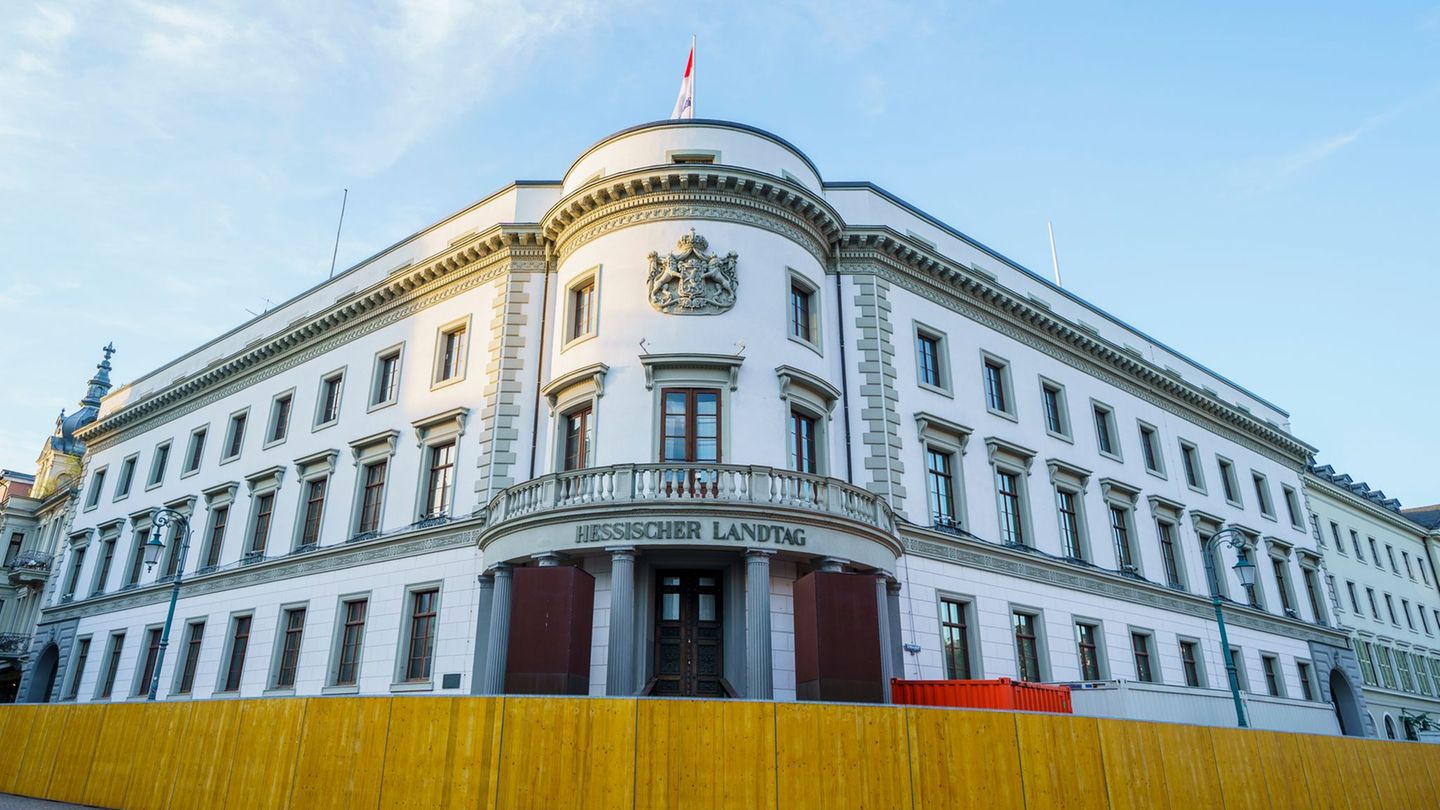 Sitz des Landtags ist unter anderem das historische Stadtschloss, das seit einigen Jahren saniert wird. (Archivbild) Foto: Andre