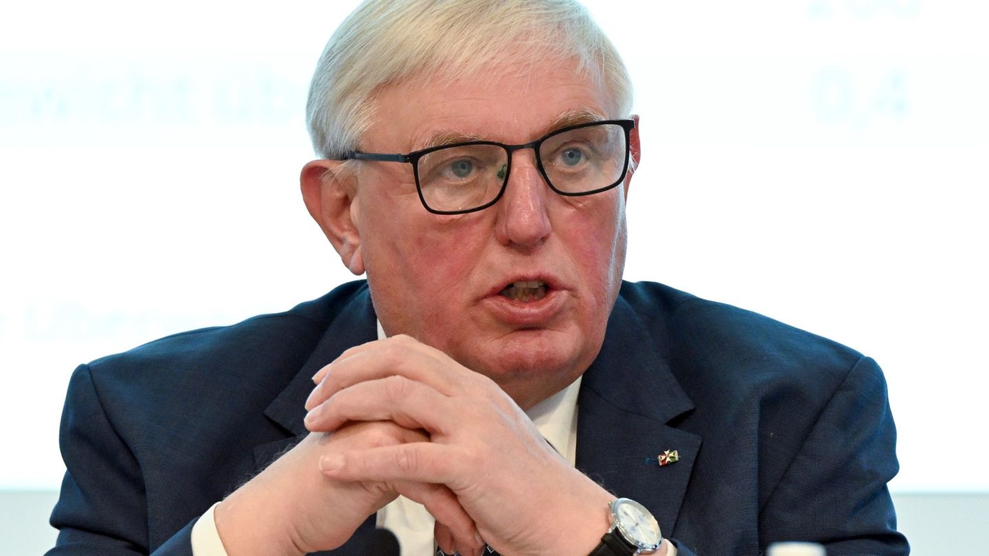 Karl-Josef Laumann (CDU), Gesundheitsminister in Nordrhein-Westfalen, zeigt sich zufrieden mit dem bisherigen juristischen Erfol