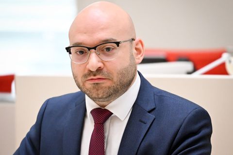 Bei Brandenburgs Innenminister René Wilke wird es 2026 festlich - er heiratet. (Archivbild) Foto: Soeren Stache/dpa