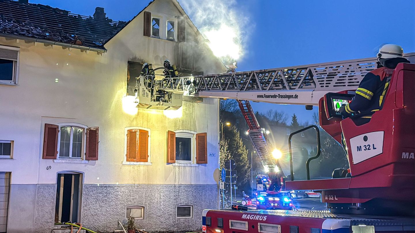Zur Brandursache und den Todesumständen äußerte sich die Polizei vorerst nicht. Foto: Christian Klemm/onw-images/dpa