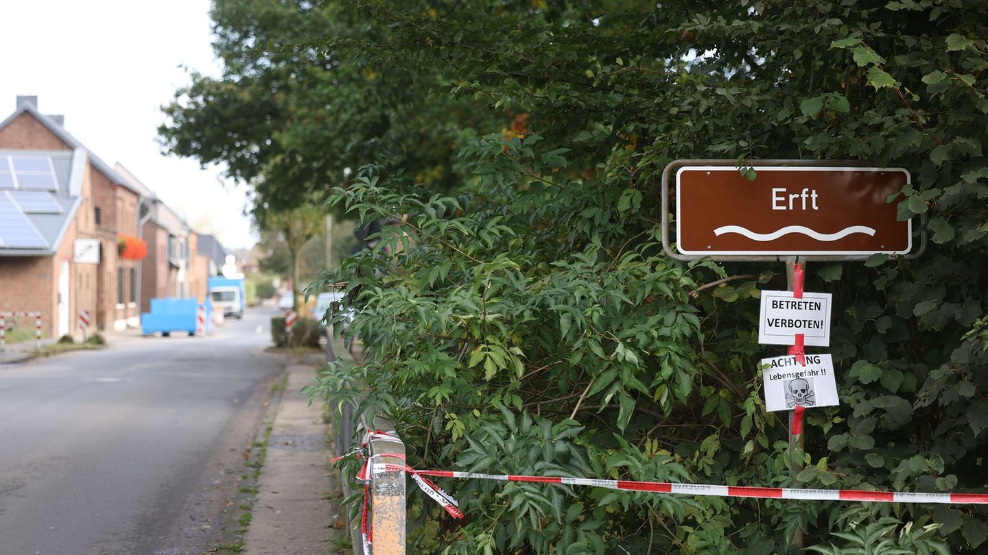 Das verseuchte Wasser aus einem alten Stollen im Mechernicher Bleiberg läuft in den Veybach und von da aus über die Erft in den