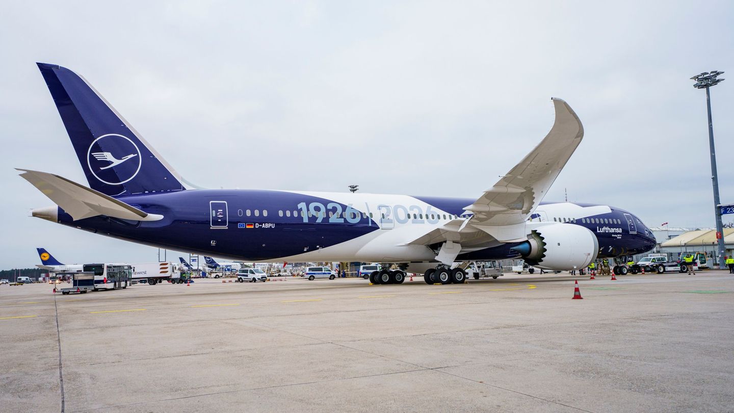 Sechs Flugzeuge will die Lufthansa mit einer Sonderlackierung versehen, die das Kranich-Symbol mit der 100 und den Jahreszahlen